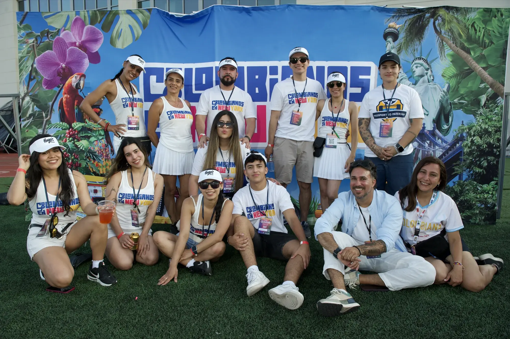 El equipo de Colombianos en NY, reunido y celebrando en un evento de la comunidad en Nueva York